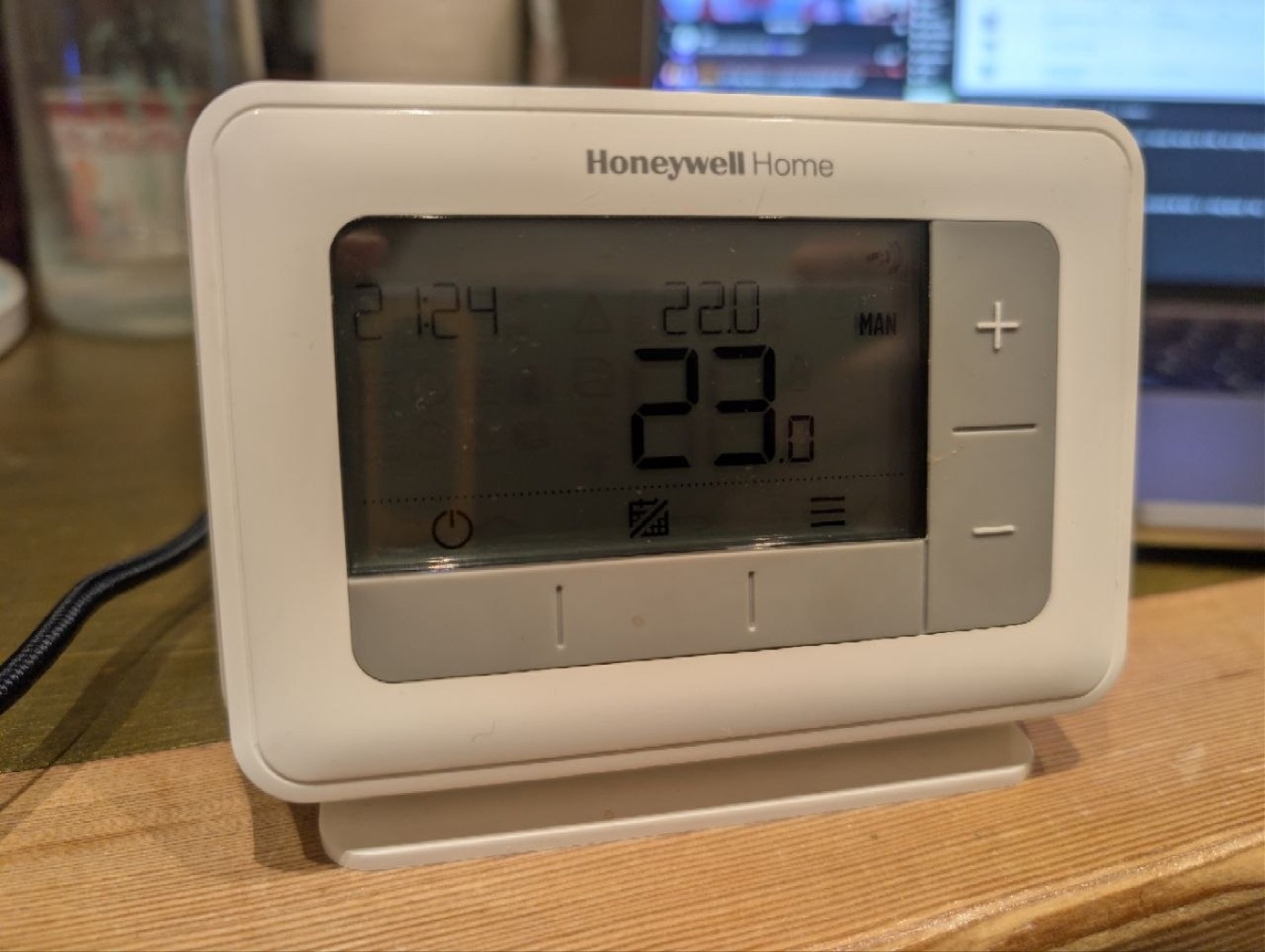 The T4R thermostat — manual mode, showing the room temperature and target it broadcasts over the air.